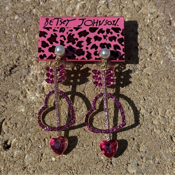 EARRINGS! Betsey Johnson Pink Heart and Arrow Drop Earrings BNWT - Picture 2 of 6